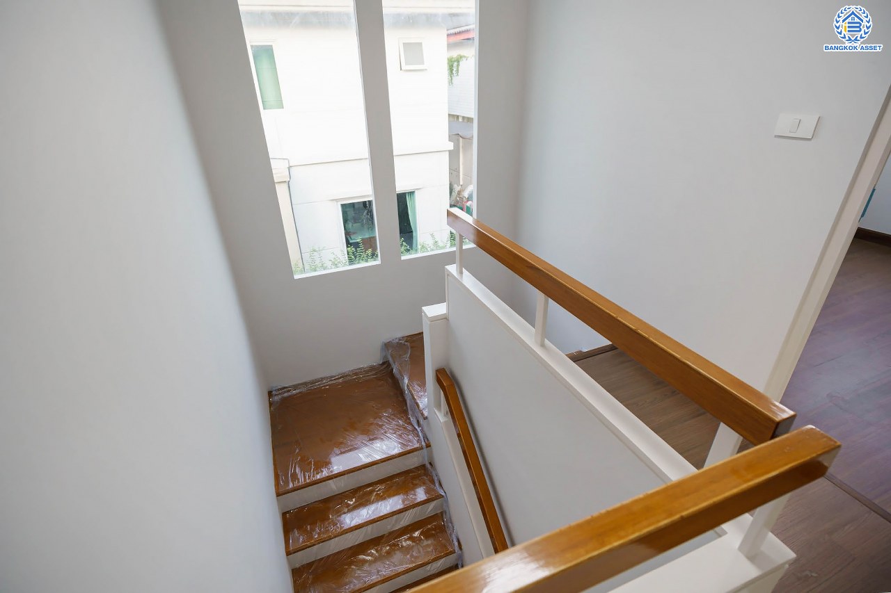 บ้านเดี่ยวมือสอง จากแบรนด์ LH โครงการ ชัยพฤกษ์ วัชรพล หลังใหญ่ เนื้อที่ 50.6 ตร.ว. ฟังก์ชัน 3 ห้องนอน 3 ห้องน้ำ จอดรถได้ 2 คัน พร้อม Facilities ครบครัน บนทำเลเดินทางสะดวก ติดถนนสุขาภิบาล5 เชื่อมต่อหลายเส้นทาง ใกล้ทางด่วน "ฉลองรัช" และรถไฟฟ้าสายสีเขียว "สถานีสายหยุด"